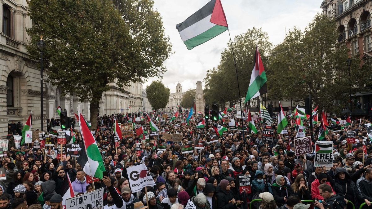 Na propalestinskou demonstraci v Londýně přišlo sto tisíc lidí